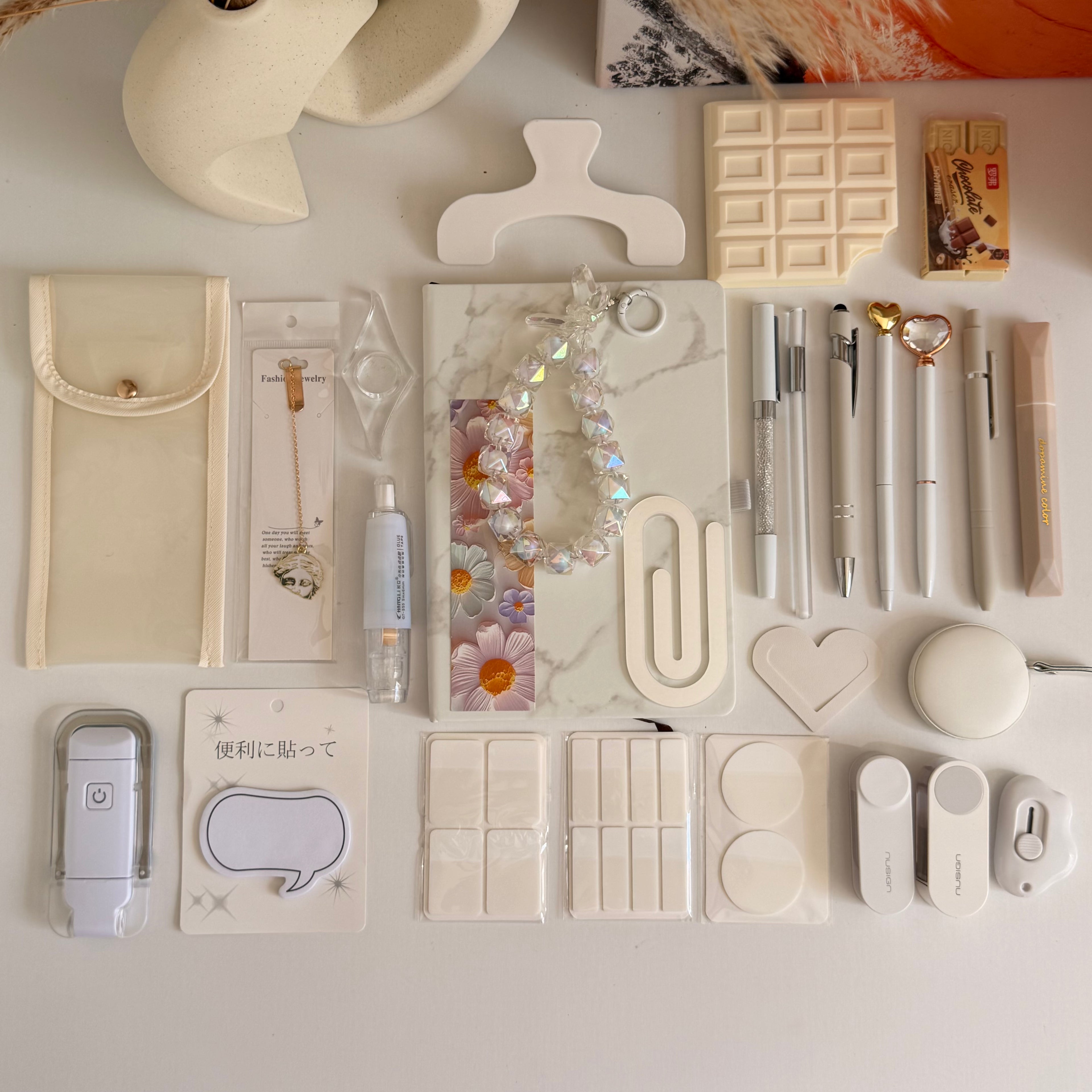 White bookish bundle 🤍 28 items